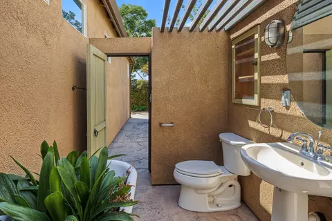 Bath - 236 Preakness Cir, Manteca, CA 95337 photo 1 of 10