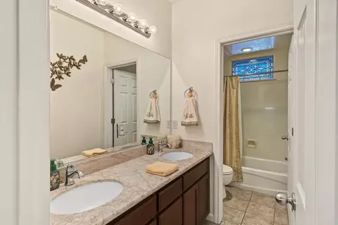 Bath - 236 Preakness Cir, Manteca, CA 95337 photo 3 of 10