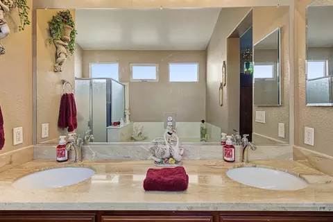 Bath - 236 Preakness Cir, Manteca, CA 95337 photo 6 of 10