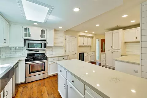 Kitchen - 8274 Central Ave, Orangevale, CA 95662 photo 7 of 11