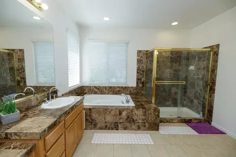 Bath - 4241 Glenhaven Dr, Tracy, CA 95377 photo 4 of 6