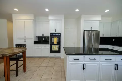 Kitchen - 4241 Glenhaven Dr, Tracy, CA 95377 photo 6 of 10