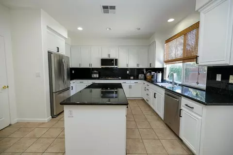 Kitchen - 4241 Glenhaven Dr, Tracy, CA 95377 photo 4 of 10