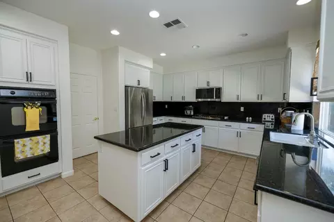 Kitchen - 4241 Glenhaven Dr, Tracy, CA 95377 photo 5 of 10