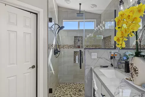 Bath - 13562 Jasper Ct, Lathrop, CA 95330 photo 4 of 9