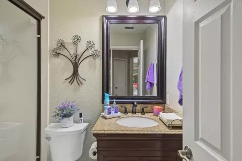 Bath - 13562 Jasper Ct, Lathrop, CA 95330 photo 7 of 9