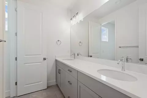 Bath - 416 Vinal Dr, Manteca, CA 95337 photo 2 of 5