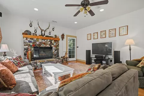 Living - 14232 Sutter Creek Rd, Sutter Creek, CA 95685 photo 2 of 3
