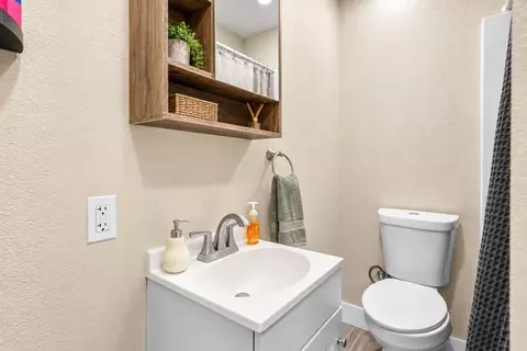 Bath - 613 Summit Ct, Modesto, CA 95357 photo 1 of 7