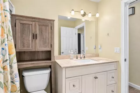 Bath - 613 Summit Ct, Modesto, CA 95357 photo 3 of 7