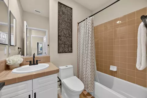 Bath - 3824 Gresham Ln, Sacramento, CA 95835 photo 2 of 10