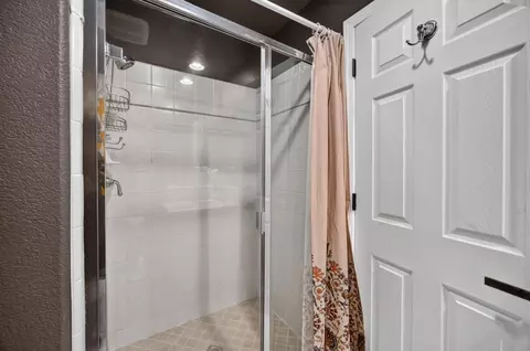 Bath - 3824 Gresham Ln, Sacramento, CA 95835 photo 6 of 10
