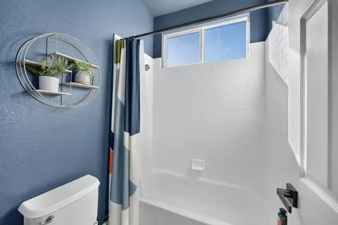 Bath - 3824 Gresham Ln, Sacramento, CA 95835 photo 4 of 10