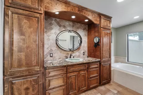Bath - 4221 Copper Creek Dr, Modesto, CA 95355 photo 2 of 6