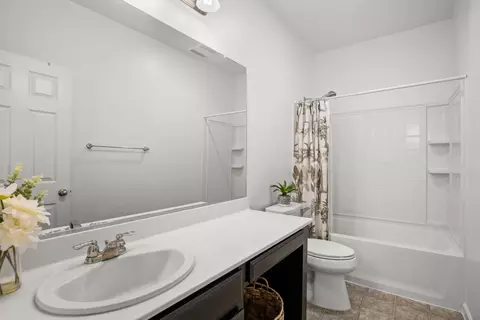 Bath - 2204 Gallery Dr, Riverbank, CA 95367 photo 2 of 2