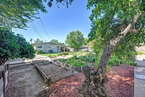 Exterior - 4913 Saint Lynn Ln, Carmichael, CA 95608 photo 7 of 21