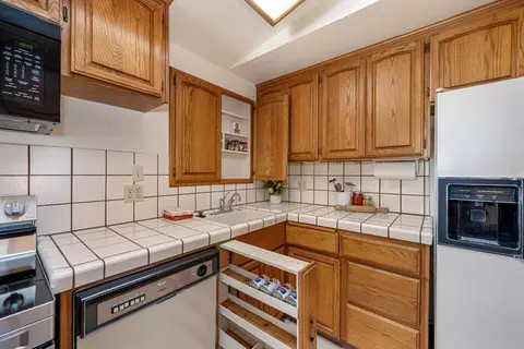 Kitchen - 4913 Saint Lynn Ln, Carmichael, CA 95608 photo 5 of 8