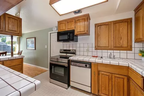 Kitchen - 4913 Saint Lynn Ln, Carmichael, CA 95608 photo 3 of 8