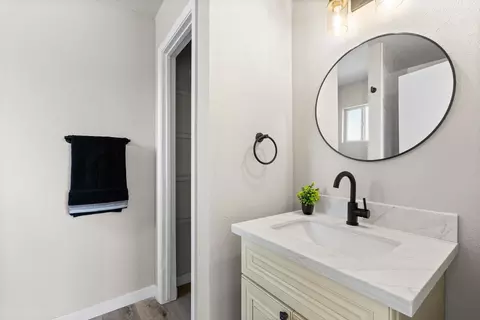 Bath - 1340 Bennett Ave, Dos Palos, CA 93620 photo 2 of 3