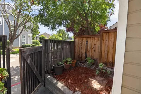 Exterior - 3090 Woods Cir, Davis, CA 95616 photo 6 of 10
