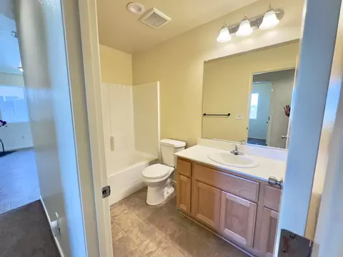 Bath - 767 Taryn Ct, Merced, CA 95341 photo 1 of 2