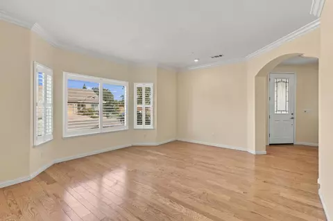 Living - 950 Chisholm Trl, Galt, CA 95632 photo 4 of 13