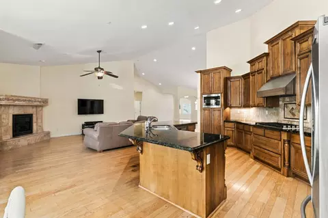 Kitchen - 950 Chisholm Trl, Galt, CA 95632 photo 4 of 7