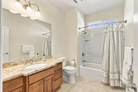 Bath - 950 Chisholm Trl, Galt, CA 95632 photo 4 of 5