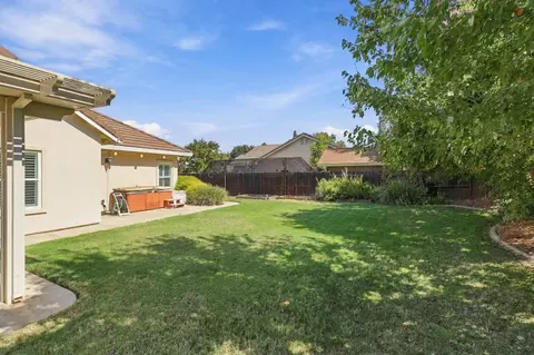 Exterior - 950 Chisholm Trl, Galt, CA 95632 photo 6 of 8
