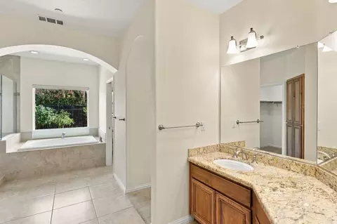Bath - 950 Chisholm Trl, Galt, CA 95632 photo 2 of 5