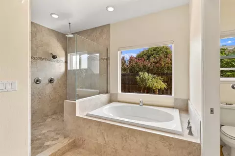 Bath - 950 Chisholm Trl, Galt, CA 95632 photo 3 of 5