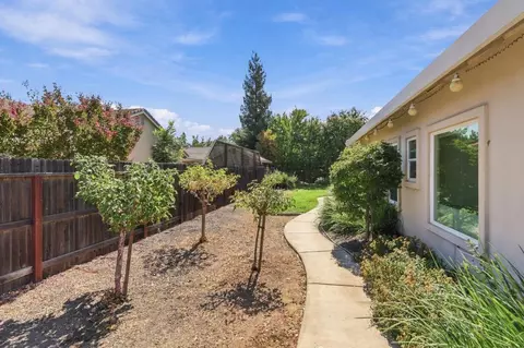Exterior - 950 Chisholm Trl, Galt, CA 95632 photo 7 of 8