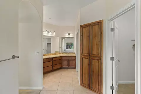 Entry Way - 950 Chisholm Trl, Galt, CA 95632 photo 4 of 5