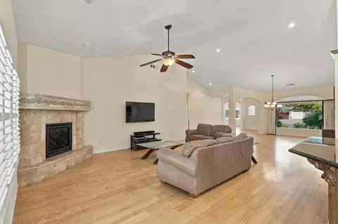 Living - 950 Chisholm Trl, Galt, CA 95632 photo 11 of 13