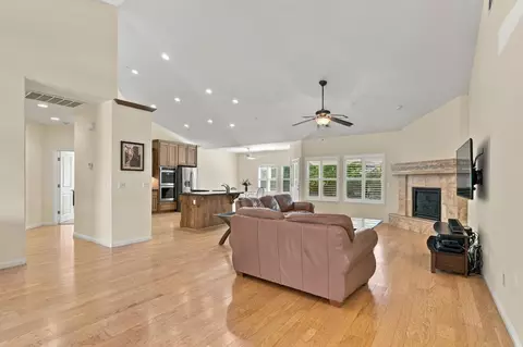 Living - 950 Chisholm Trl, Galt, CA 95632 photo 9 of 13
