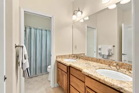 Bath - 950 Chisholm Trl, Galt, CA 95632 photo 5 of 5
