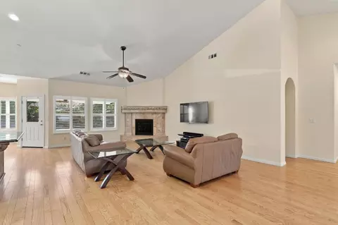 Living - 950 Chisholm Trl, Galt, CA 95632 photo 10 of 13