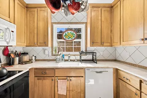 Kitchen - 949 Simas Way, Placerville, CA 95667 photo 2 of 4