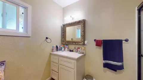Bath - 125 S I St, Madera, CA 93637 photo 2 of 3