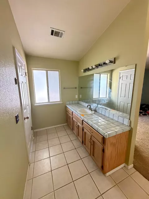 Bath - 1147 Mirror Lake Dr, Merced, CA 95340 photo 1 of 4