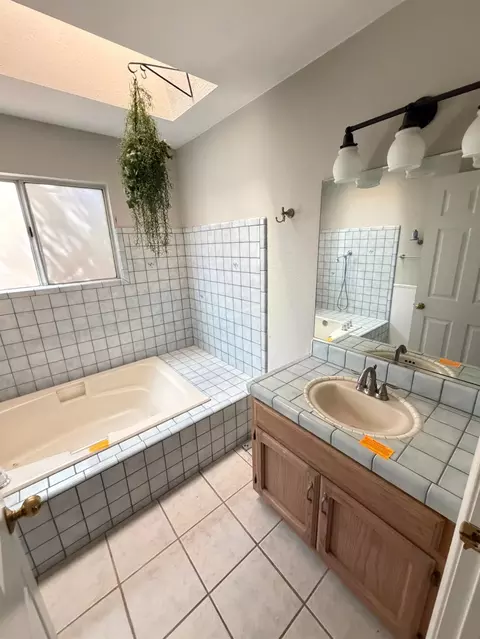 Bath - 1147 Mirror Lake Dr, Merced, CA 95340 photo 2 of 4