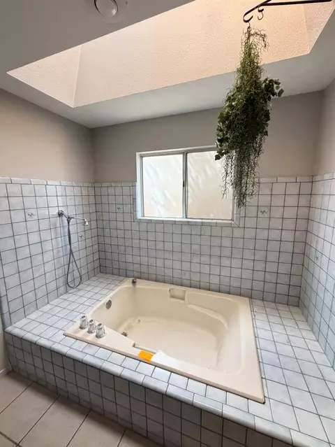 Bath - 1147 Mirror Lake Dr, Merced, CA 95340 photo 3 of 4