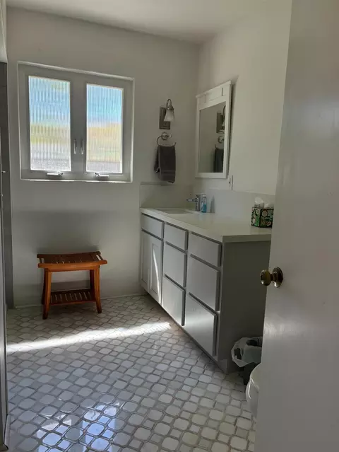 Bath - 1217 Rose Ave, Modesto, CA 95355 photo 1 of 5