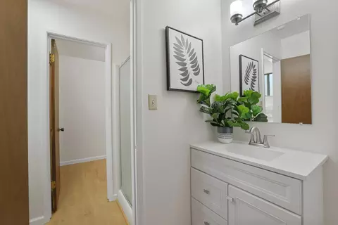 Bath - 619 Hermosa Pl, Davis, CA 95616 photo 3 of 3