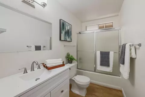 Bath - 619 Hermosa Pl, Davis, CA 95616 photo 1 of 3