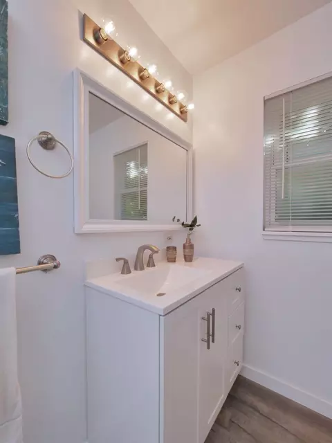 Bath - 2040 Esperanza Dr, Concord, CA 94519 photo 2 of 4