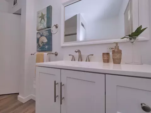 Bath - 2040 Esperanza Dr, Concord, CA 94519 photo 3 of 4