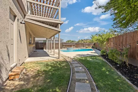 Exterior - 2104 Quebec Ct, Modesto, CA 95356 photo 11 of 12