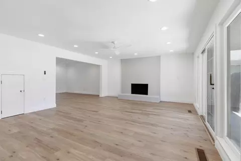 Living - 2104 Quebec Ct, Modesto, CA 95356 photo 2 of 7