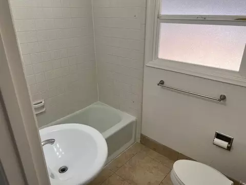 Bath - 444 Bermuda Way, Modesto, CA 95350 photo 1 of 1